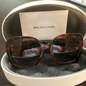 Balenciaga sunglasses, never worn, with case and authentic card, brown tortoise